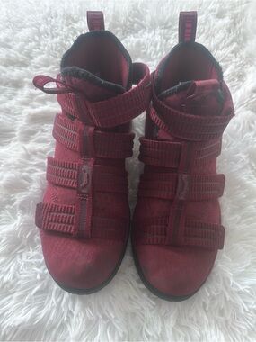 Used Nike LeBron sneakers size Y4
